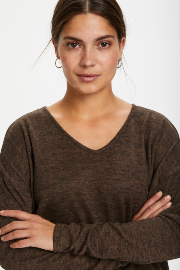 CREAM SIANE V NECK SWEATER